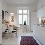 Λευκή κουζίνα χωρίς κουρτίνες στο παράθυρο