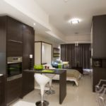 Σκούρο καφέ έπιπλα στο σαλόνι ενός διαμερίσματος της πόλης