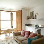 Εσωτερικό φωτεινό σαλόνι-κουζίνα με παράθυρο