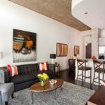 Καφετιέρα σε γκρίζο χαλί