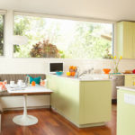 Γωνιακός καναπές στην κουζίνα ενός εξοχικού σπιτιού