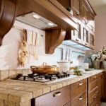 Ενσωματωμένη κουκούλα με φως πάνω από την εστία