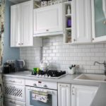 Λευκό κεραμίδι σε ποδιά κουζίνας