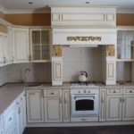 Κατακόρυφη κεραμιδιά πάνω σε ποδιά κουζίνας