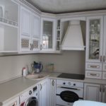 Στερεά ποδιά σε μια μικρή κουζίνα