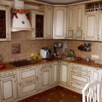 Καπέλα ποδιού σε γωνιακή κουζίνα