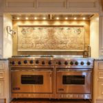 Δύο σόμπες αερίου στο εσωτερικό μιας κουζίνας