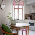 Πράσινο μαξιλάρι στην καρέκλα κουζίνας