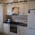 Μαύρο πάγκο επίπλων κουζίνας