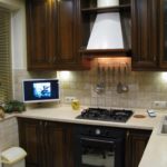 Ξύλινα έπιπλα σε μια συμπαγή κουζίνα