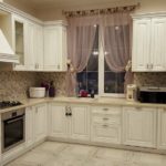 Διαφανή τούλι στο παράθυρο της κουζίνας