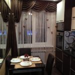 Cortinas oscuras en una cocina moderna.