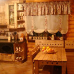 Decoración de una ventana de cocina en una casa de madera