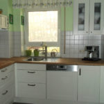 Una simple capa en la ventana de la cocina en un edificio de cinco pisos.