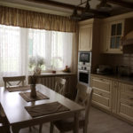 Tul blanco en las ventanas del norte de la cocina