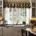 Lambrequin sin cornisa en la ventana de la cocina