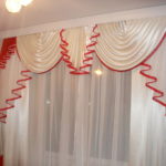 Cortinas rojas y blancas en la ventana de la cocina.