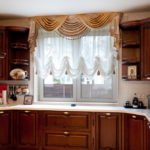 Cocina completa frente a ventana de PVC