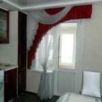 Decoración por cortinas de una ventana de un bloque de balcón