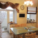 Pelmet de moda en la ventana de la cocina.