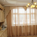 Hermosa pelmet en una cocina clásica