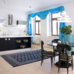 Cortinas azules en las ventanas de la cocina-sala de estar