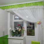 Pelmet verde y cortinas blancas.