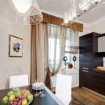 Respaldos blancos de sillas de cocina