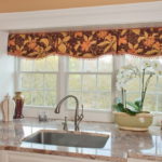 Un fregadero frente a una ventana de la cocina en una casa privada