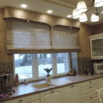 Pelmet duro sobre cortina romana