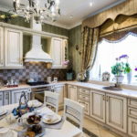 Cocina de esquina en un estilo clásico.