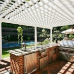 Cuisine d'été avec une pergola au lieu d'un toit