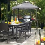 Meubles de jardin en plastique sur une plateforme en pierre