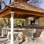 Tabourets de bar près d'un comptoir en pierre naturelle