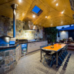 Plafond en bois dans la cuisine d'été