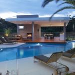 Cuisine d'été avec piscine dans une maison privée