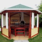 Petite tonnelle avec plancher en planches