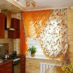Tul portocaliu pe fereastra bucătăriei
