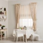 Față de masă din bumbac alb pe masa de luat masa