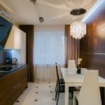 Perdele maro pe fereastra bucătăriei în stil modern