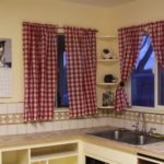 Perdele scurte de bucătărie cu carouri