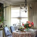 Flori proaspete într-o vază pe masă