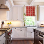 Perdelă luminoasă în stil roman, pe fereastra bucătăriei