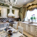 Perdele cu franjuri în interiorul bucătăriei