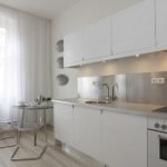 Șorț metalic în bucătărie cu fațade albe