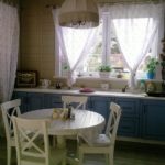 Perdele ușoare într-o bucătărie rustică
