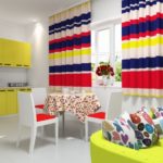 Perdele luminoase cu dungi pe ferestrele bucătăriei