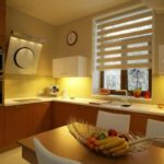 Perdele zi și noapte în interiorul bucătăriei