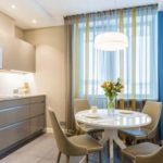 Buchet de flori proaspete la masa rotundă.