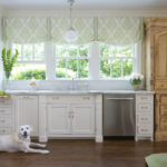 Câine alb pe o podea din lemn